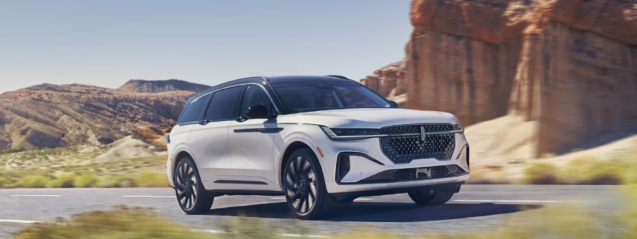 The 2025 Lincoln Nautilus vs 2024 Lexus RX in Montgomery, AL